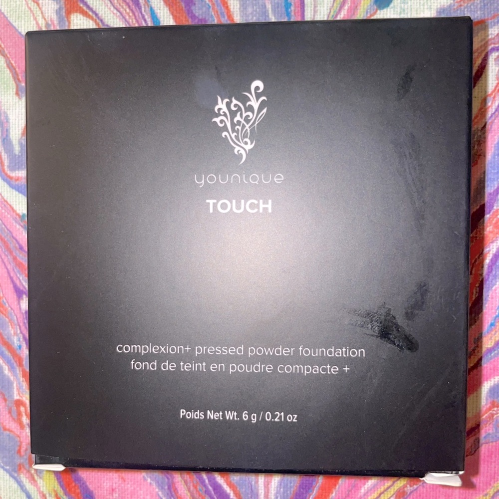 Younique Complexion Pressed Powder Foundation. I’m color SUEDE